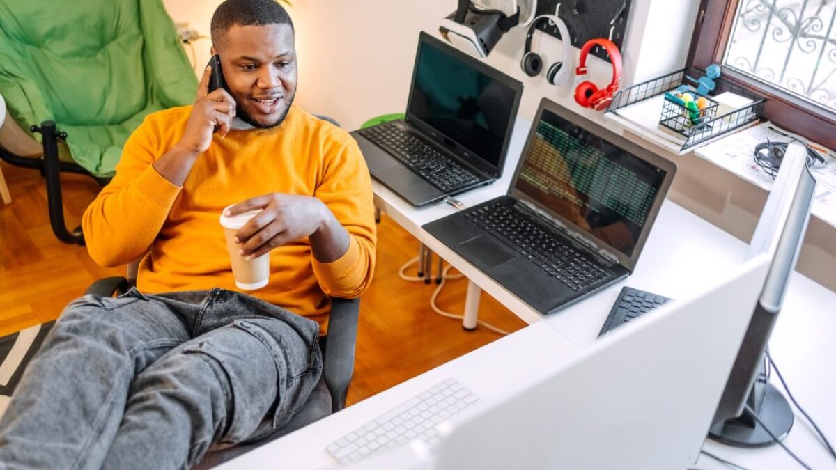 Šéfovia si začínajú všímať svojich „premierne zamestnaných“ pracovníkov – jeden z nich uvádza, že denne zarába 3000 dolárov za výkon piatich pracovných miest.