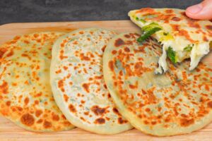 Jednoduchá plnená focaccia! Žiadna rúra, žiadne droždie, žiadne vajcia!