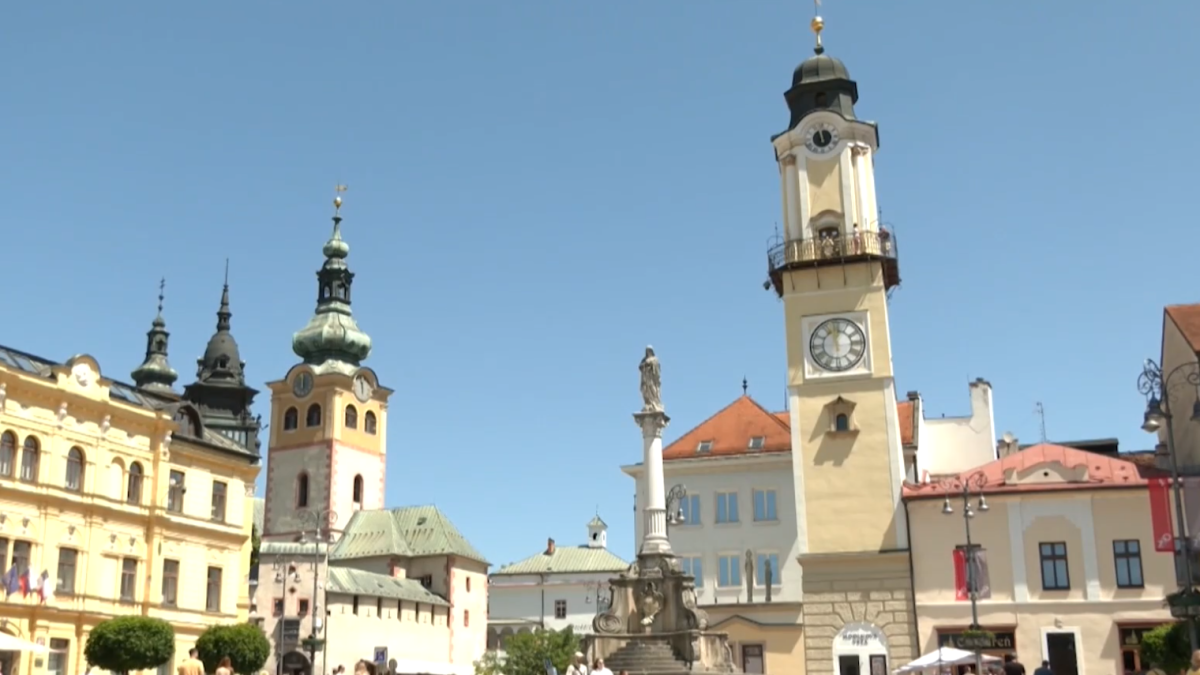 Šikmá hodinová veža v Banskej Bystrici láka turistov.