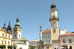 Šikmá hodinová veža v Banskej Bystrici láka turistov.