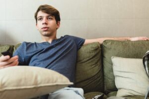 GettyImages-1152518410-e1751559025517.jpg Šéfovia majú pravdu: zamestnanci pracujúci na diaľku strávia o 2,5 hodiny menej ...