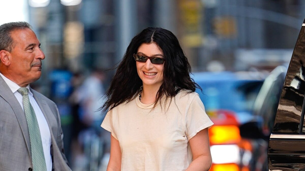 Lordin „Virgin“ je priehľadný, no jej móda je celá šedá.