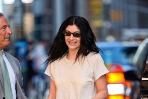 Lordin „Virgin“ je priehľadný, no jej móda je celá šedá.