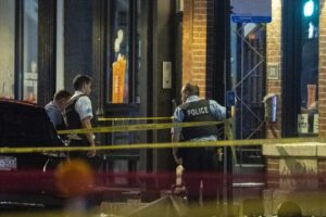 Najmenej štyri osoby prišli o život pri masovej streľbe v Chicagu.