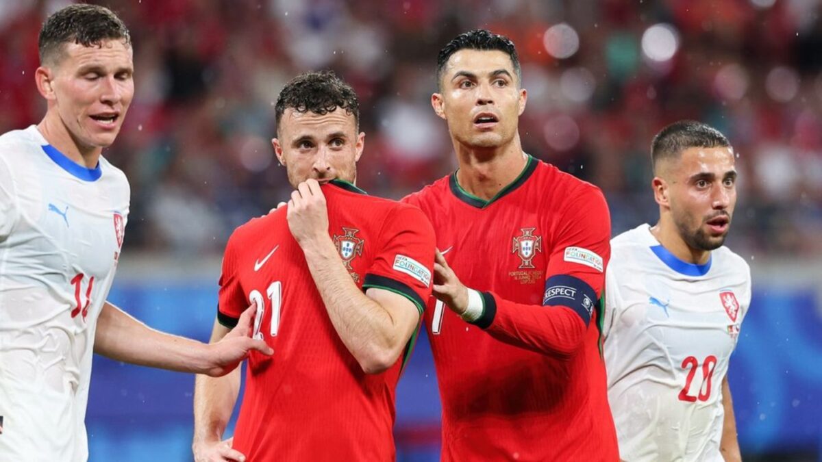 Cristiano Ronaldo a viac: Veľký smútok za futbalovou hviezdou Diogom Jotom. Cristiano Ronaldo a viac: Veľký smútok za futbalovou hviezdou Diogom Jotom.