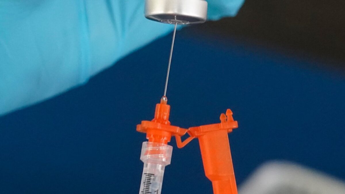 RFK Jr. hlavný predstaviteľ FDA pre vakcíny obmedzil schválenie dvoch vakcín proti COVID navzdory odporúčaniam vedcov agentúry.