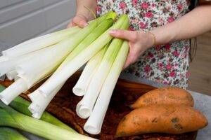 1751529963 maxresdefault.jpg Moja babka mi ukázala nový spôsob varenia sladkých zemiakov s pórkom!