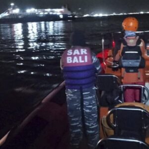 Trajekt na Bali sa potopil, pričom sa hlásia obete aj nezvestní.