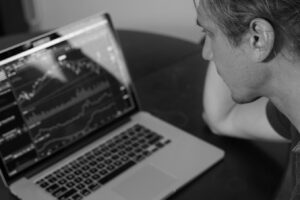 GBP/USD výhľad: Pokles pre obavy z britskej fiškálnej situácie a NFP.