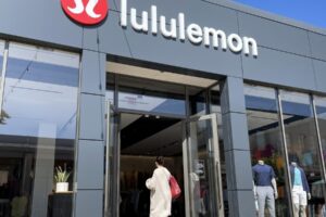 gettyimages 1495444866 e1751491891222.jpg Lululemon má dosť dupe kultúry Gen Z a žaluže Costco za údajné kradnutie dizajno...