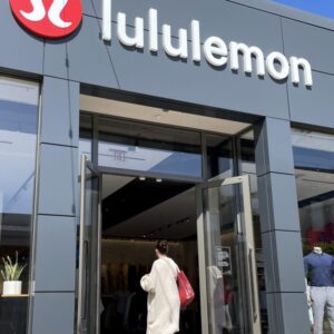gettyimages 1495444866 e1751491891222.jpg Lululemon má dosť dupe kultúry Gen Z a žaluže Costco za údajné kradnutie dizajno...