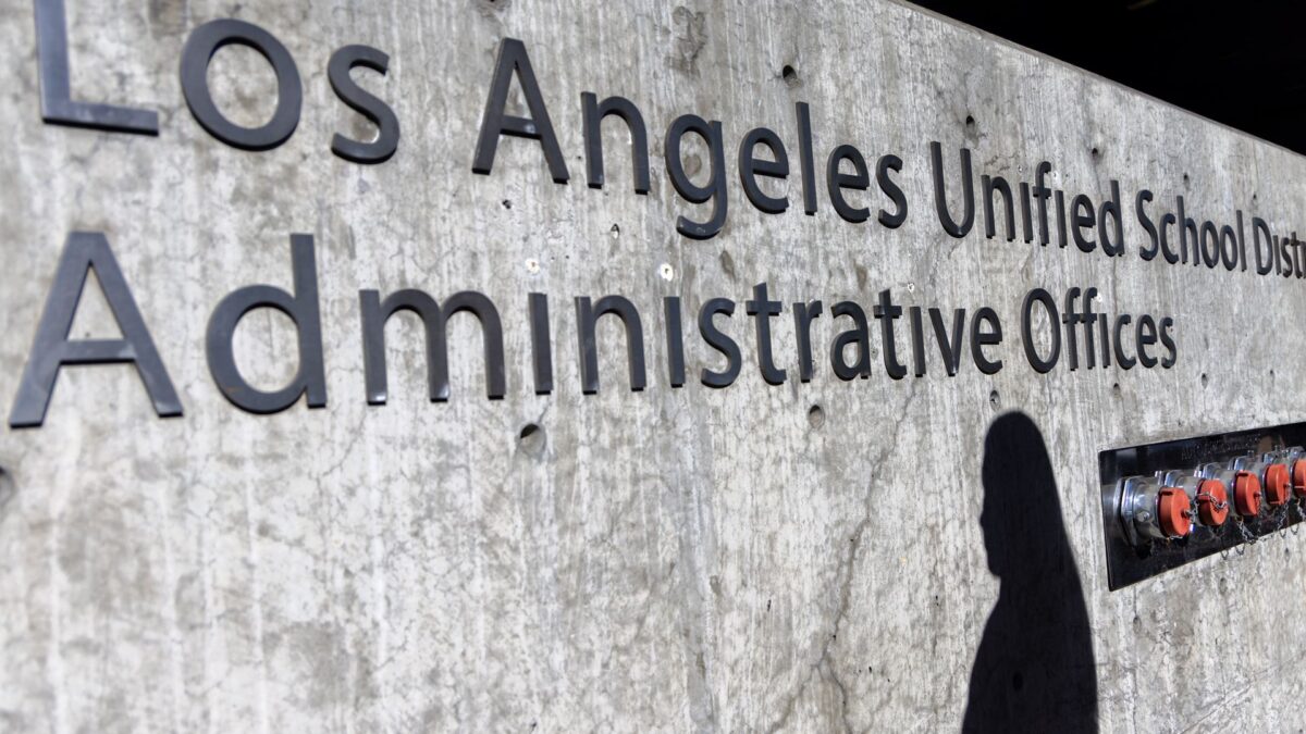 Počet mládeže bez domova v Kalifornii rastie, ale prečo?