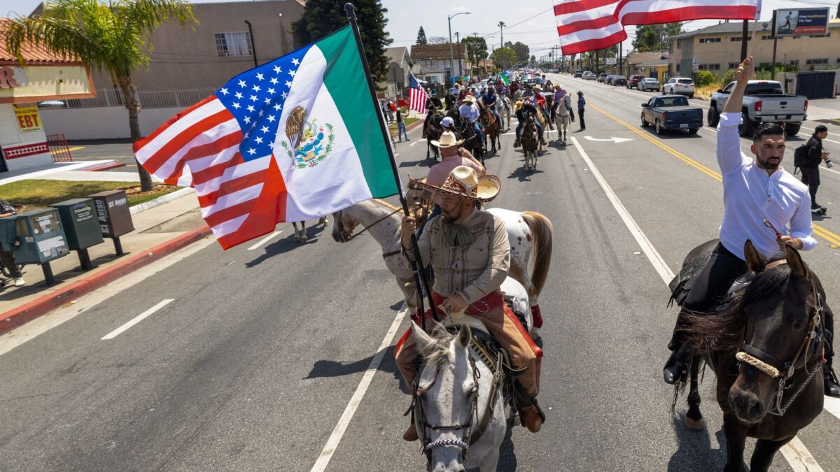 Žaloba uvádza, že agenti ICE rasovo profilujú obyvateľov Kalifornie.