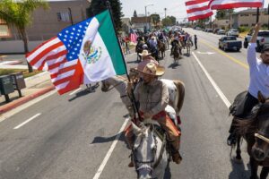 Žaloba uvádza, že agenti ICE rasovo profilujú obyvateľov Kalifornie.