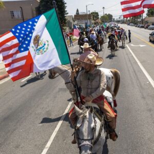 Žaloba uvádza, že agenti ICE rasovo profilujú obyvateľov Kalifornie.