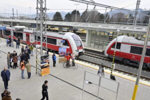 Poplatky pri kúpe lístkov na vlak komplikujú cestovanie seniorom.