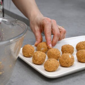 Vegánske šošovicové guľky v štipľavej paradajkovej omáčke.