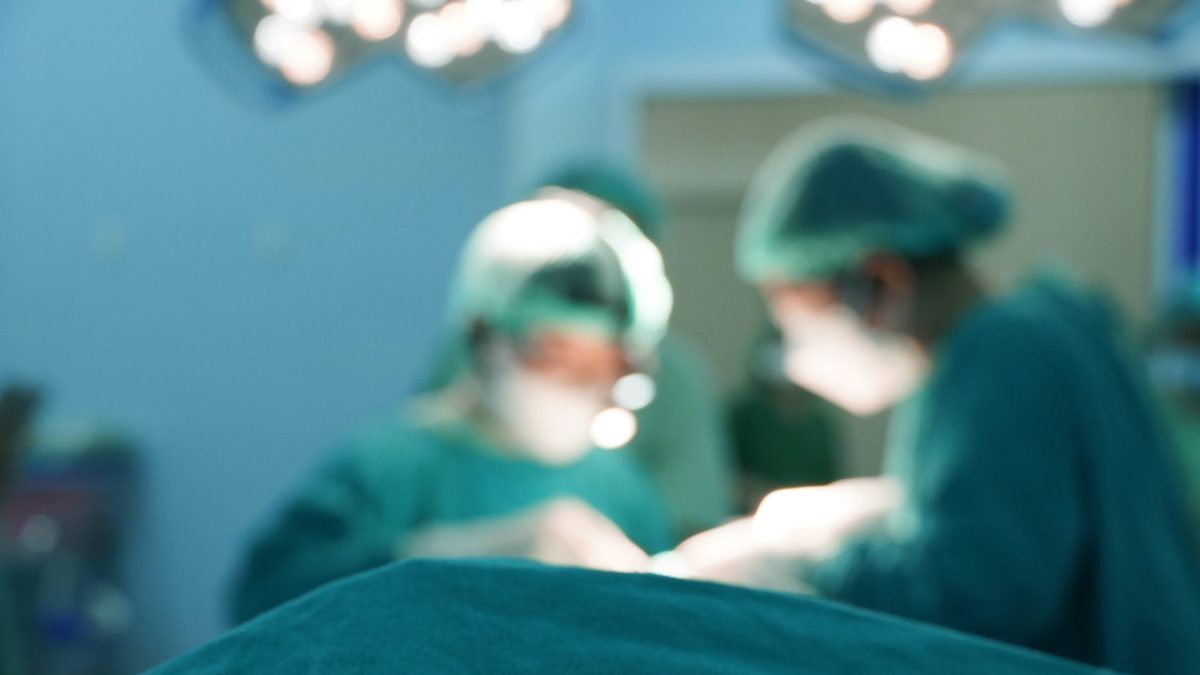 Žene v Británii pri operácii omylom odstránili časť chrbtice.