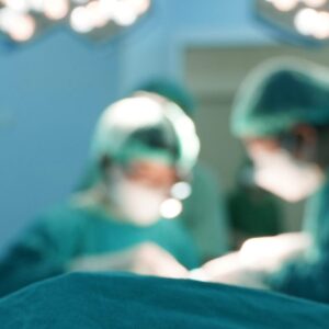 chirurgovia scaled e1751447152161.jpg Žene v Británii pri operácii omylom odstránili časť chrbtice.