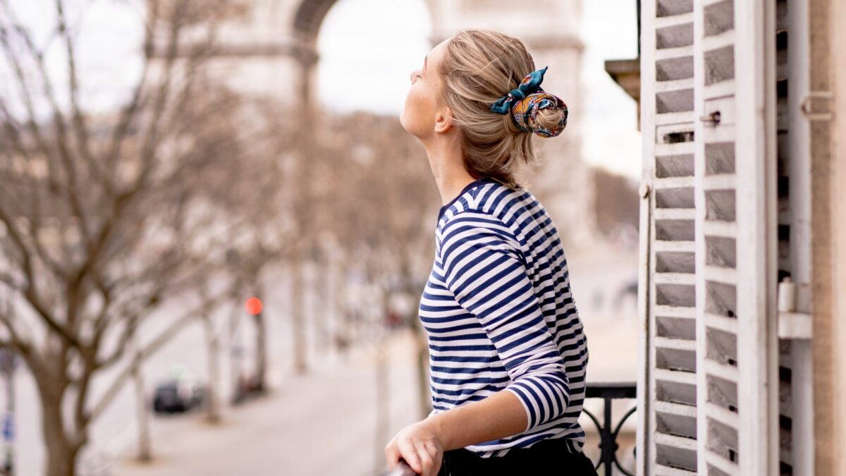 Letná móda podľa štýlových Francúzok: Týchto 5 kúskov budete chcieť zaradiť do šatníka aj Vy!