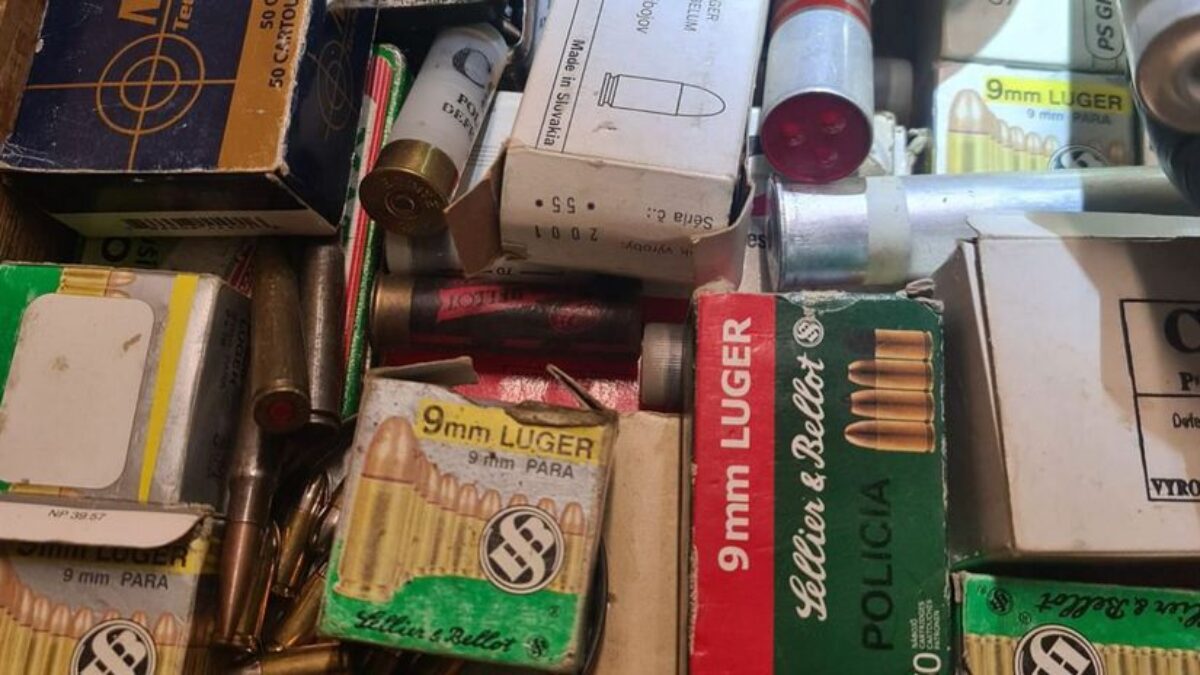 Policia zaistila v rámci zásahu v okrese Piešťany zbrane, náboje i marihuanu.