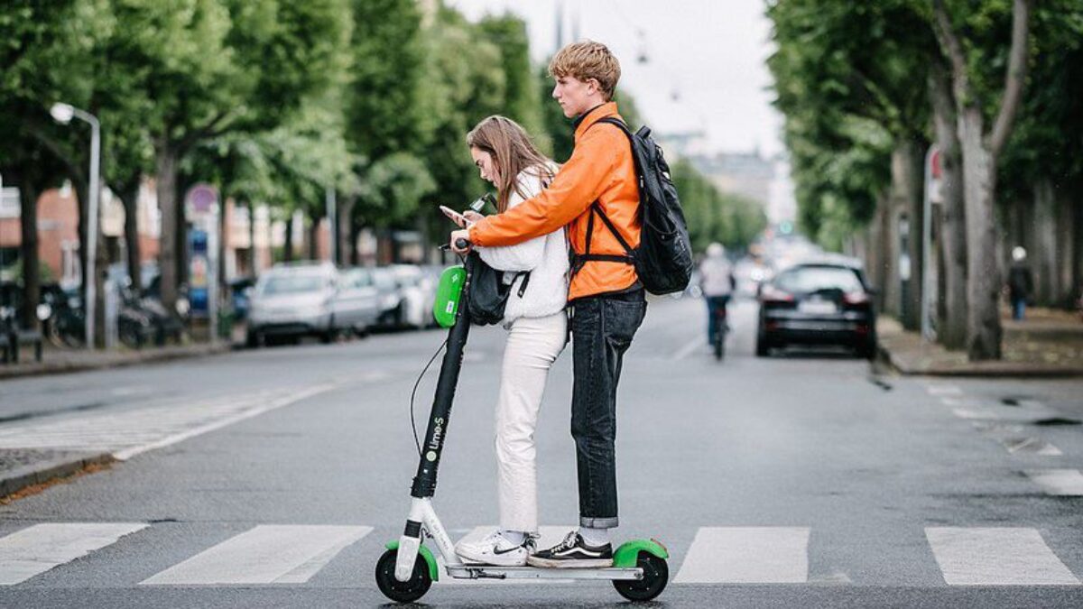 Lekári varujú pred nebezpečným trendom: Deti jazdia na elektrických kolobežkách bez prilieb