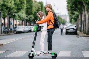 Lekári varujú pred nebezpečným trendom: Deti jazdia na elektrických kolobežkách ...