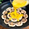 Vynikajúci recept na raňajky s vajcami a hríbmi