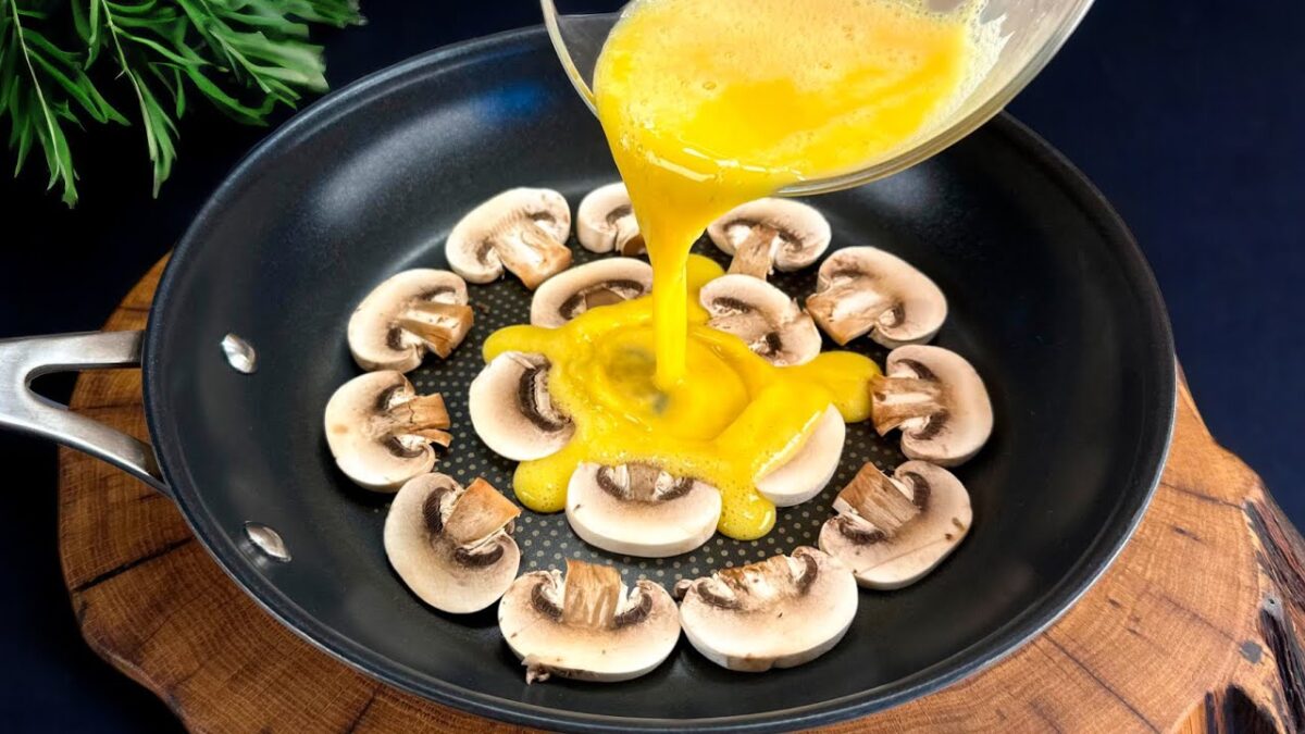 Vynikajúci recept na raňajky s vajcami a hríbmi