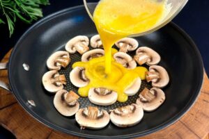 Vynikajúci recept na raňajky s vajcami a hríbmi
