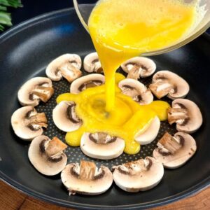 Vynikajúci recept na raňajky s vajcami a hríbmi
