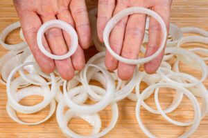 Rozdeľte cibuľu na krúžky a za 5 minút pripravte tento lahodný predjedlo!