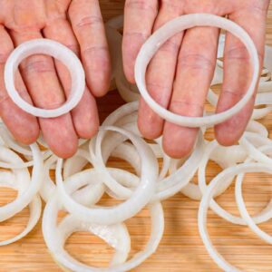 Rozdeľte cibuľu na krúžky a za 5 minút pripravte tento lahodný predjedlo!