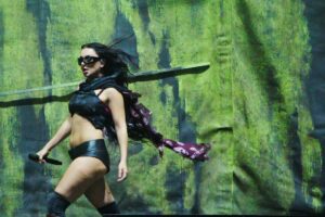 Charli XCX spálila Glastonbury najjednoduchším štylovým trikom tohto leta.