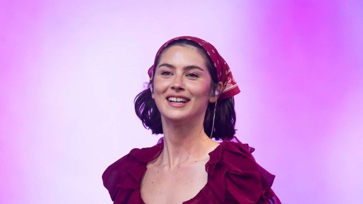 Nikto si na Glastonbury neužil lepšie ako Gracie Abrams.