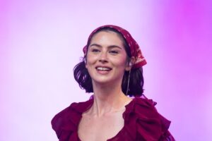 Nikto si na Glastonbury neužil lepšie ako Gracie Abrams.