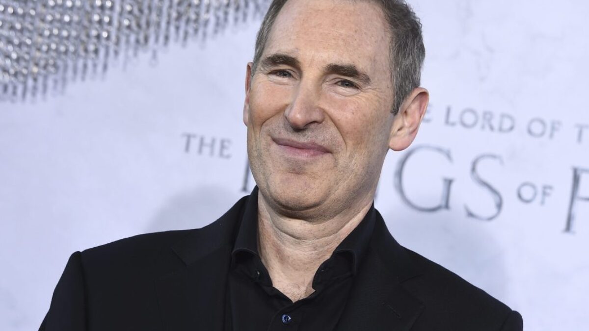 Generálny riaditeľ Amazonu Andy Jassy: AI znamená menej pracovných miest a my sme už prepustili 27 000 ľudí z pracovnej sily Amazonu.