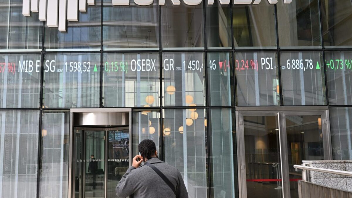 Dow vzrástol o 400 bodov, keď sa investori stiahli z technologických akcií a zamerali sa na Európu.