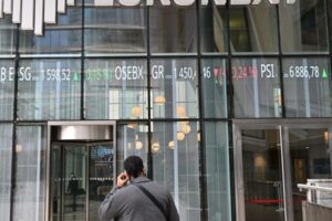 Dow vzrástol o 400 bodov, keď sa investori stiahli z technologických akcií a zam...