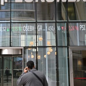 Dow vzrástol o 400 bodov, keď sa investori stiahli z technologických akcií a zam...