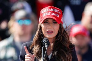 Kristi Noem hovorí, že Trump „podporuje slobodu“ deportovaním kanibalov
