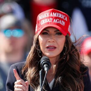 Kristi Noem hovorí, že Trump „podporuje slobodu“ deportovaním kanibalov