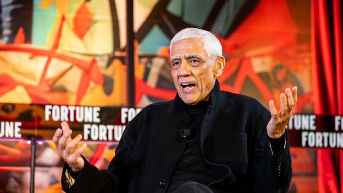 Investor z Silicon Valley Vinod Khosla predpokladá, že umeľá inteligencia nahradí do roku 2030 80% pracovných miest.