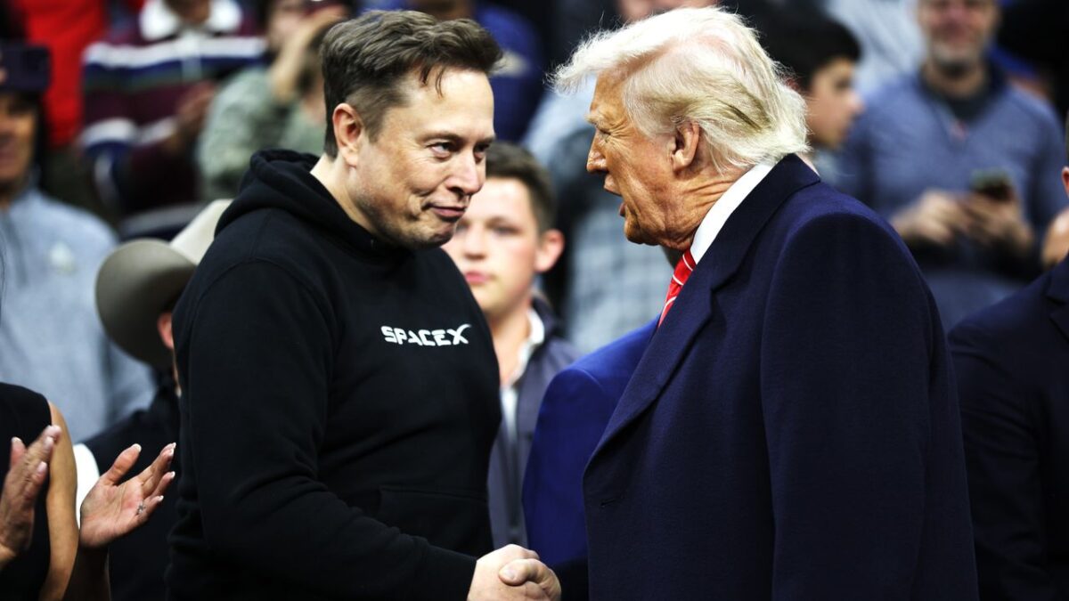 Trump naznačuje, že je otvorený vyhostiť Muska, keďže Musk hrozí nejakým nedefinovaným jadrovým riešením.