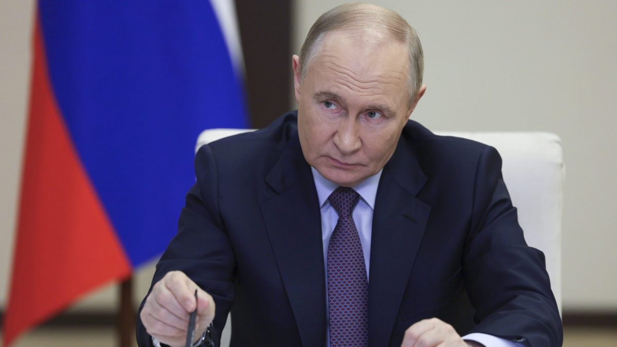 Macron po prvý raz od 2022 telefonoval s Putinom