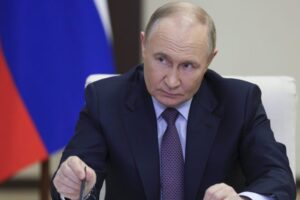 Macron po prvý raz od 2022 telefonoval s Putinom