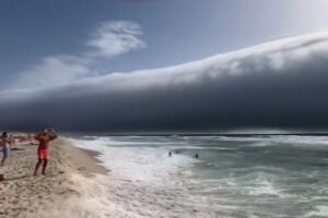 Mohutný mrak zaplavil portugalskú pláž