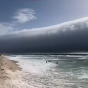 Mohutný mrak zaplavil portugalskú pláž