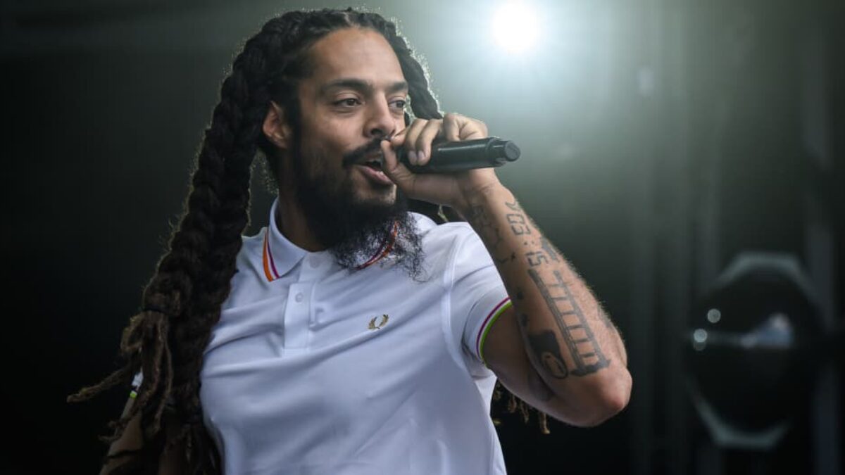 Bob Vylan vydali nové vyhlásenie potom, čo polícia začala trestné stíhanie kvôli ich vystúpeniu na Glastonbury.