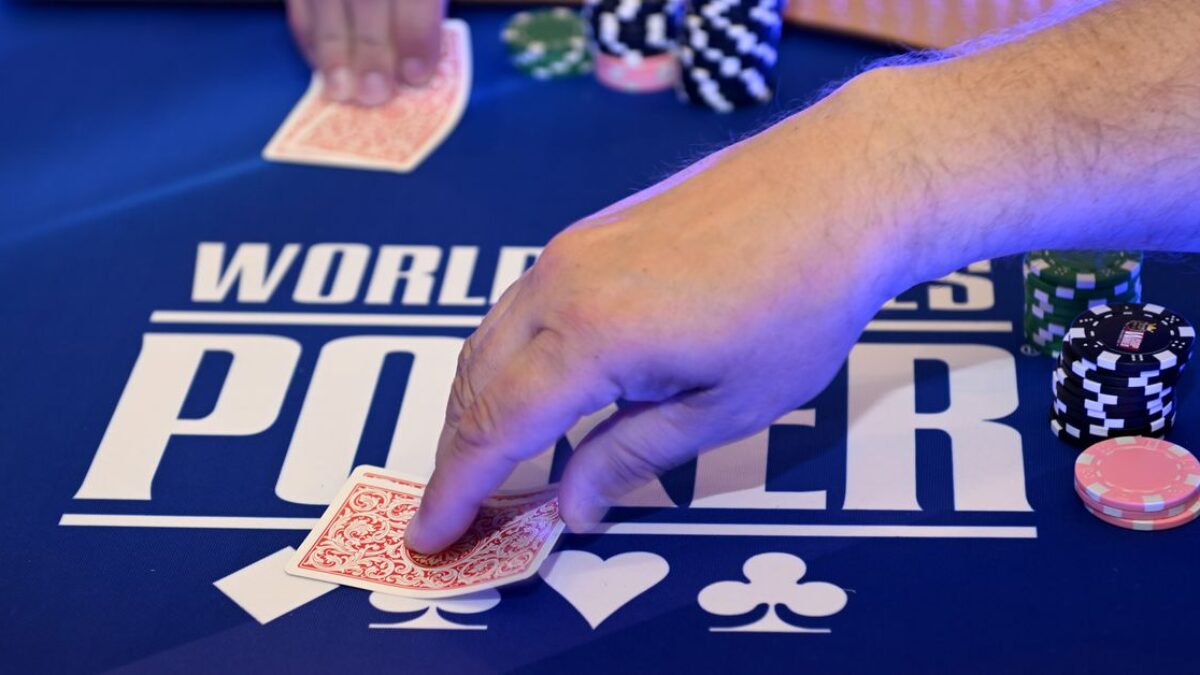 Svetová séria pokeru otrasená podvodným škandálom a bezprecedentným rozsudkom.